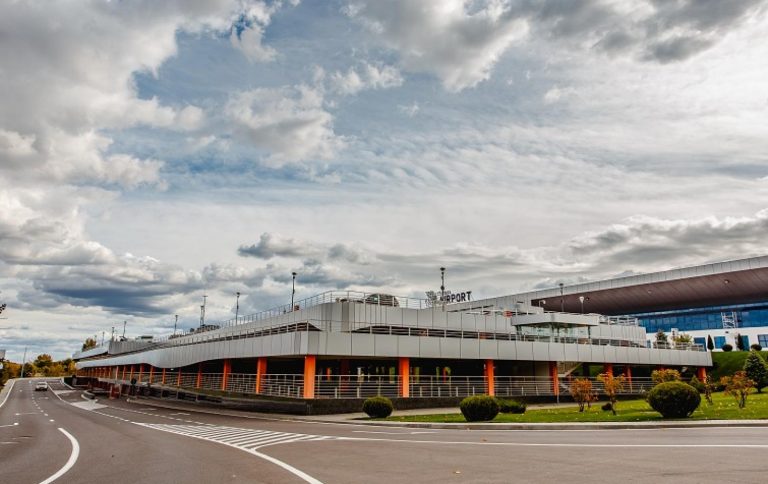 Aeroportul Chișinău amenajează o zonă temporară de pre-îmbarcare pentru a face față fluxului record de pasageri