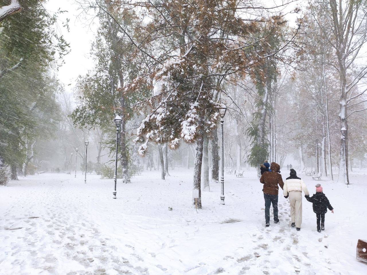 Ninge în continuare în toată țara. Vezi câte grade vor fi astăzi