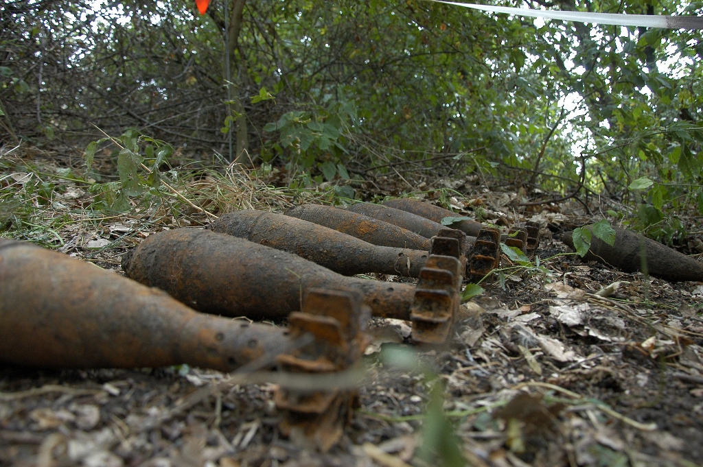 O bombă uriașă, depistată într-o gospodărie din Coșnița. Geniștii au preluat obiectul