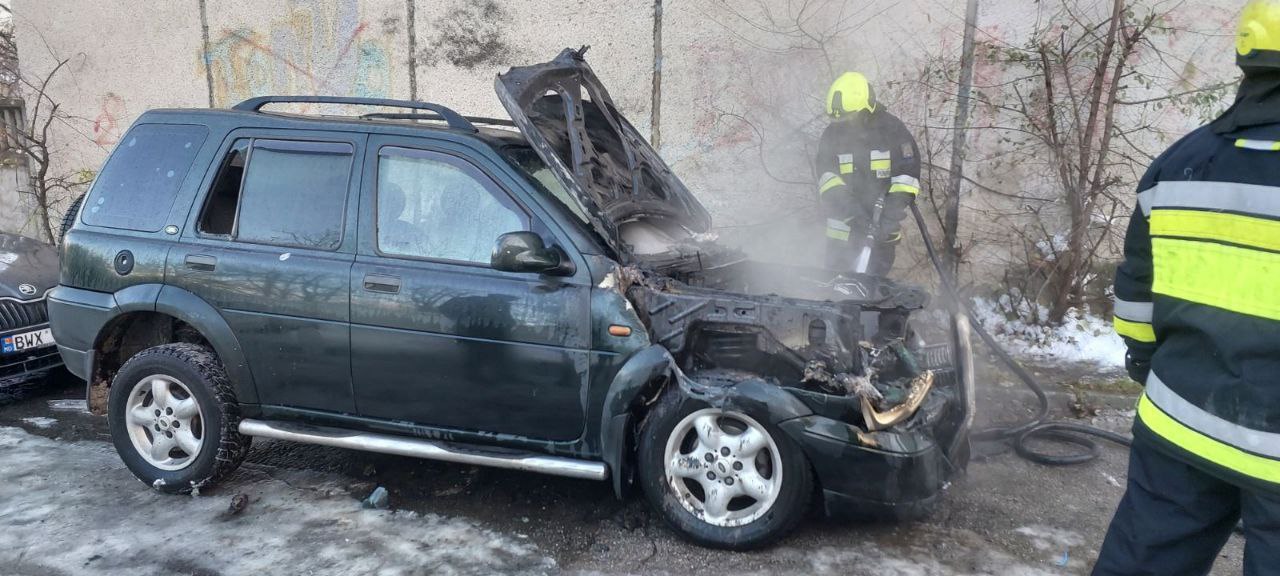 O mașină a fost cuprinsă de flăcări pe o stradă din Capitală