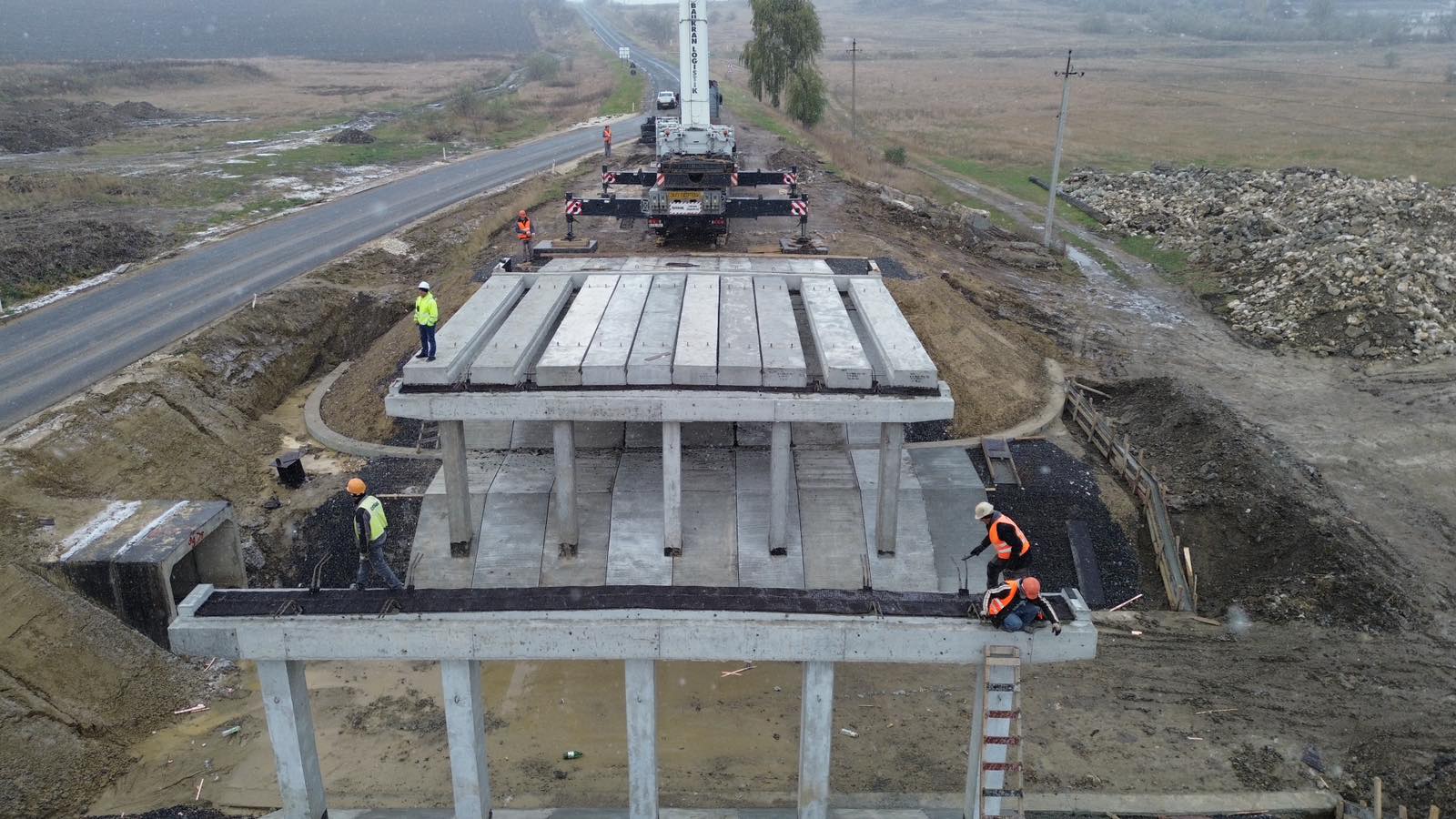 FOTO Reparația podului din satul Medeleni urmează a fi finalizată până la sfârșitul anului. La ce etapă sunt lucrările