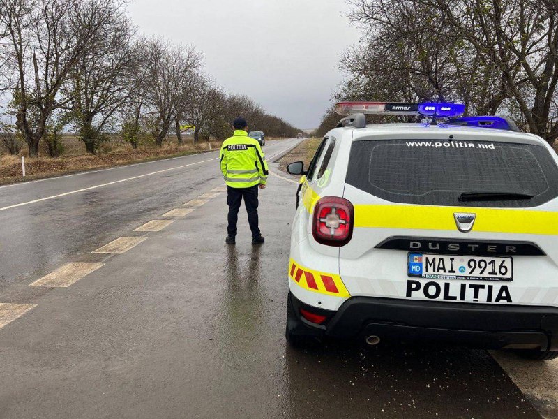 Atenție, șoferi și pietoni! Se circulă în condiții de ploaie