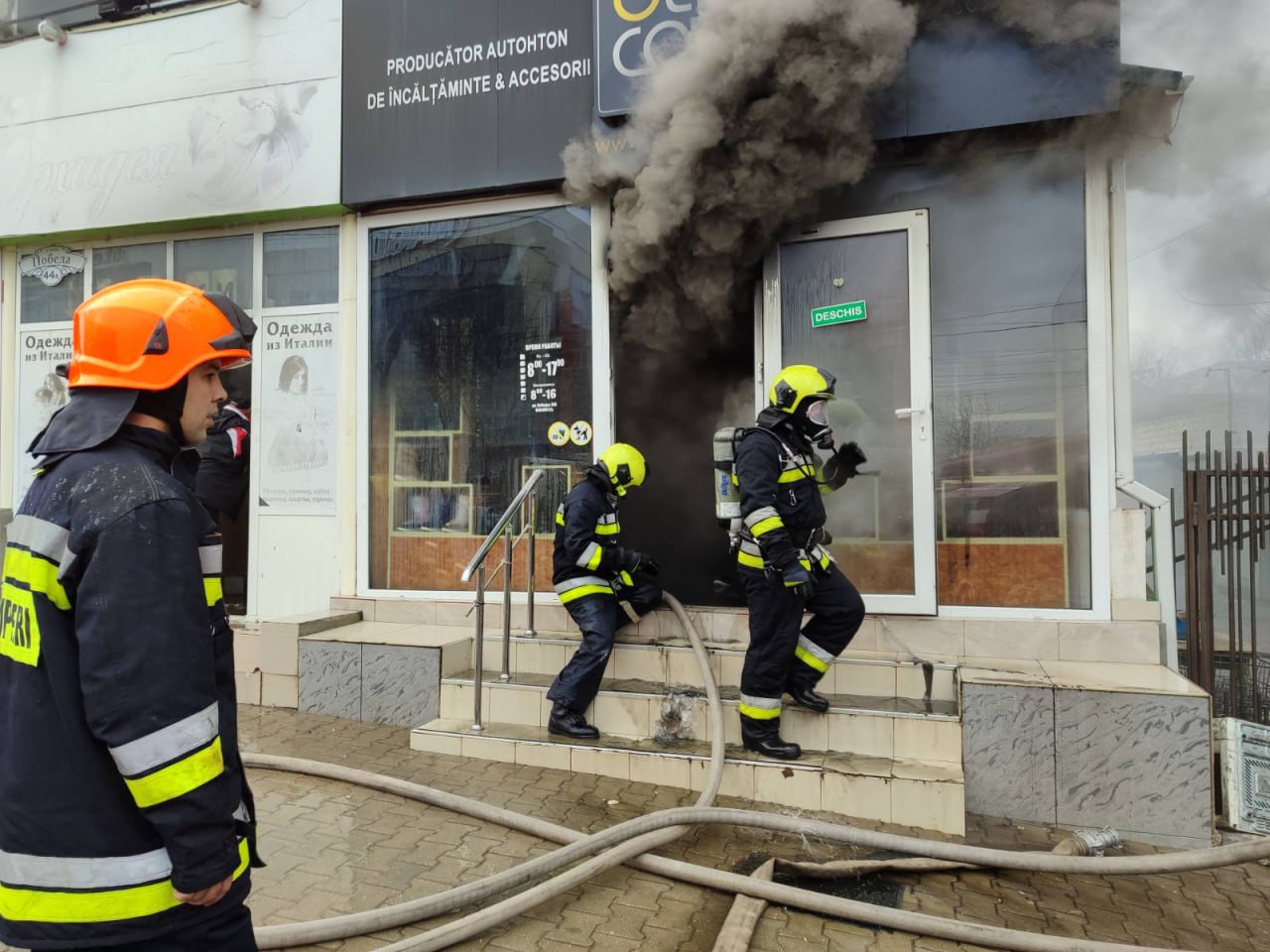 Incendiu la Comrat. Un magazin cu încălțăminte, cuprins de flăcări