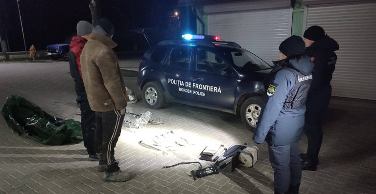 La pescuit pe timp de noapte și cu ustensile interzise prin lege