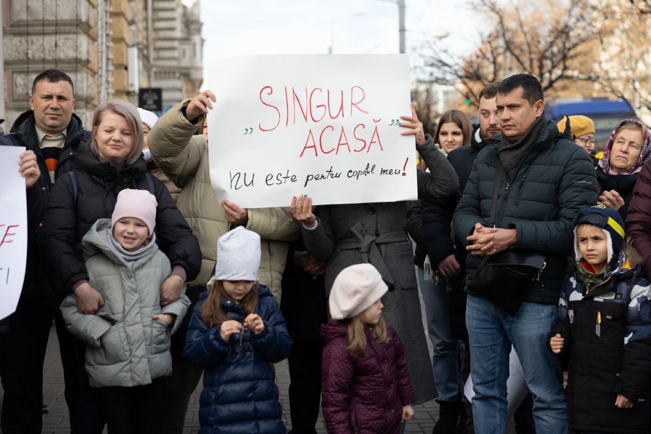 Protest la Primărie. Părinții cer fonduri pentru grupele cu program prelungit ale claselor primare din Chișinău