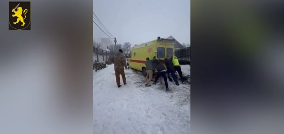 O ambulanță, blocată din cauza zăpezii. Polițiștii și localnicii au intervenit