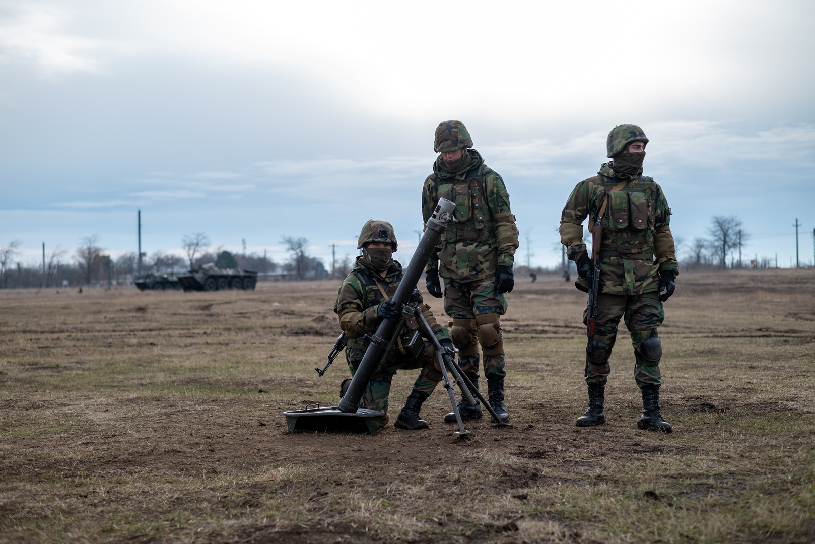 FOTO Un grup de militari ai Armatei Naționale desfășoară exerciții în România