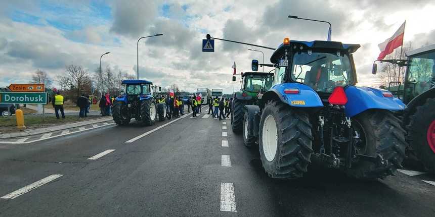 Fermierii polonezi reiau protestul la graniţa cu Ucraina