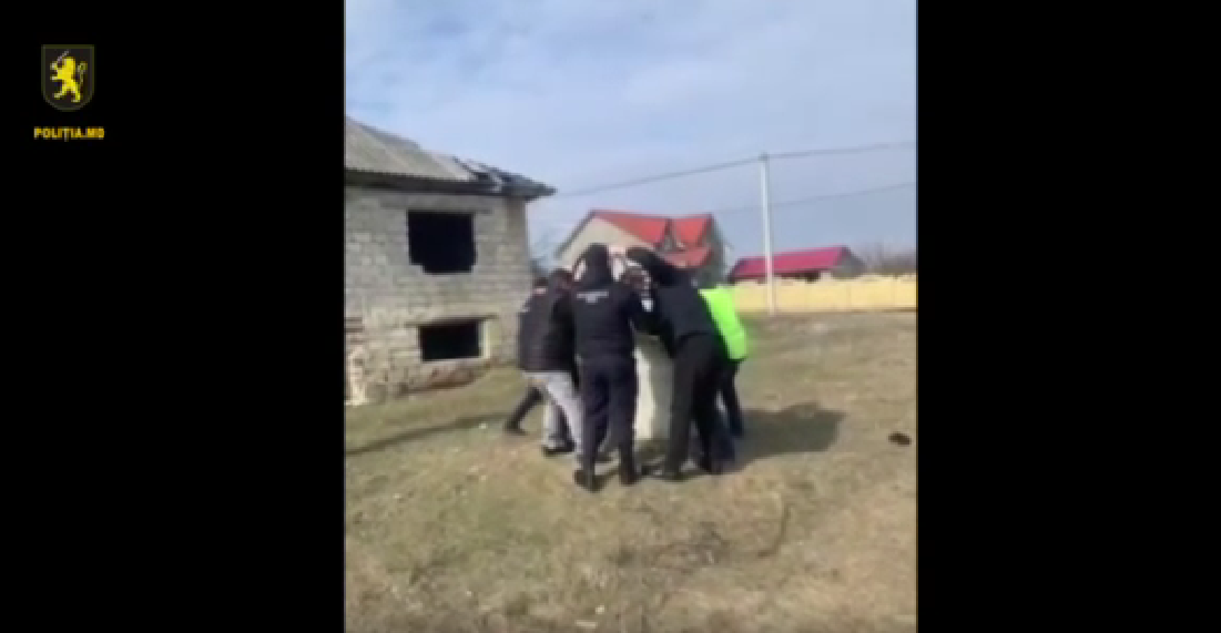 VIDEO Un bărbat, înjunghiat în plină stradă la Iaoveni. Atacatorul s-a aruncat într-o fântână