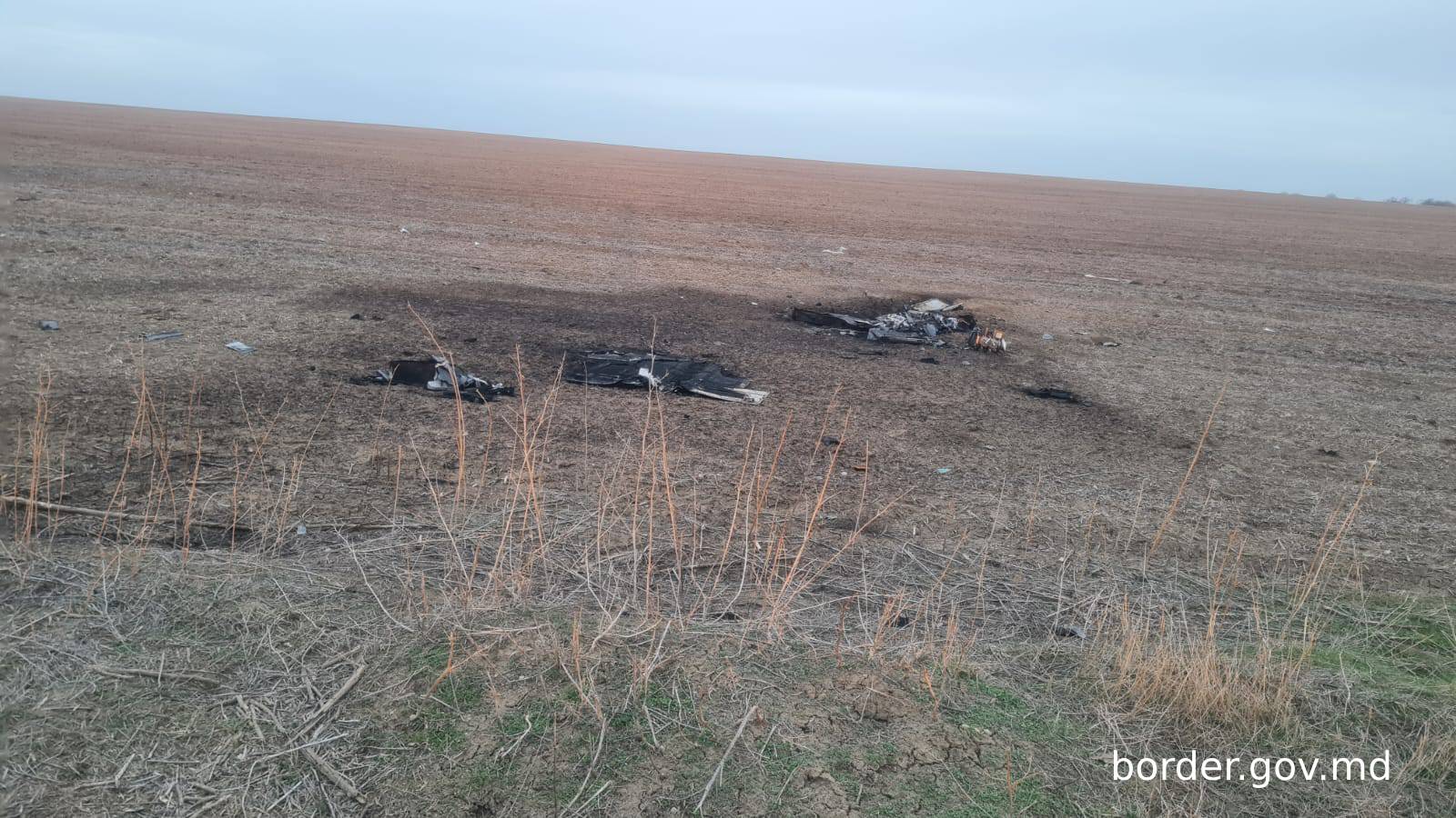 FOTO Fragmente de dronă, depistate în zona de frontieră. IGPF vine cu precizări