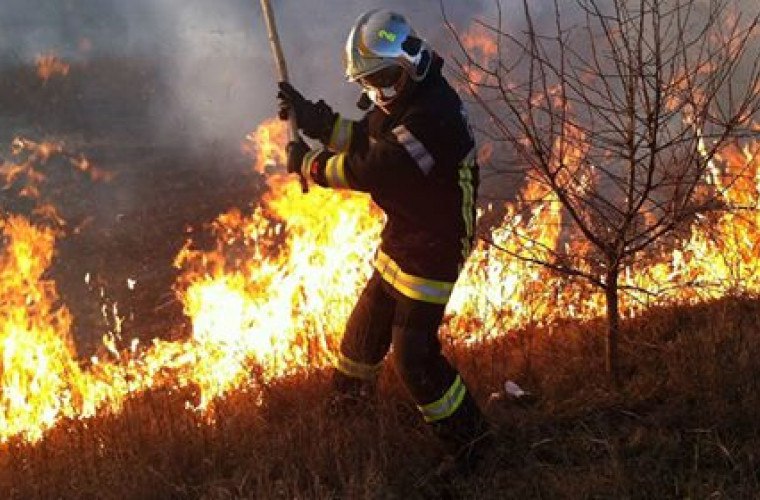 Zeci de incendii în 16 raioane din țară, înregistrate în ultimele 24 de ore. Peste 100 ha, mistuite de flăcări