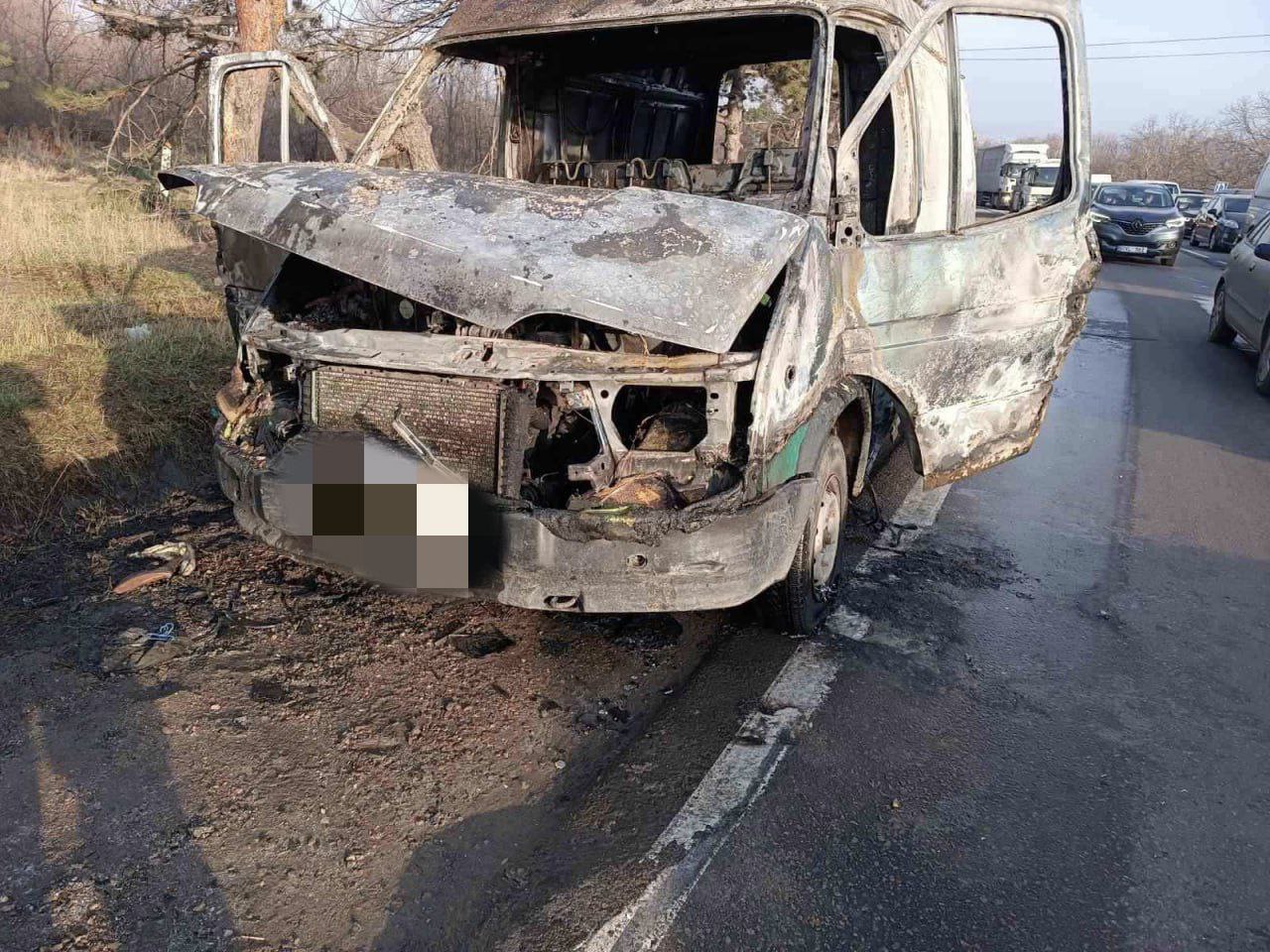 Un automobil, mistuit de flăcări la o intersecție din Capitală. Incendiul a izbucnit în timpul deplasării