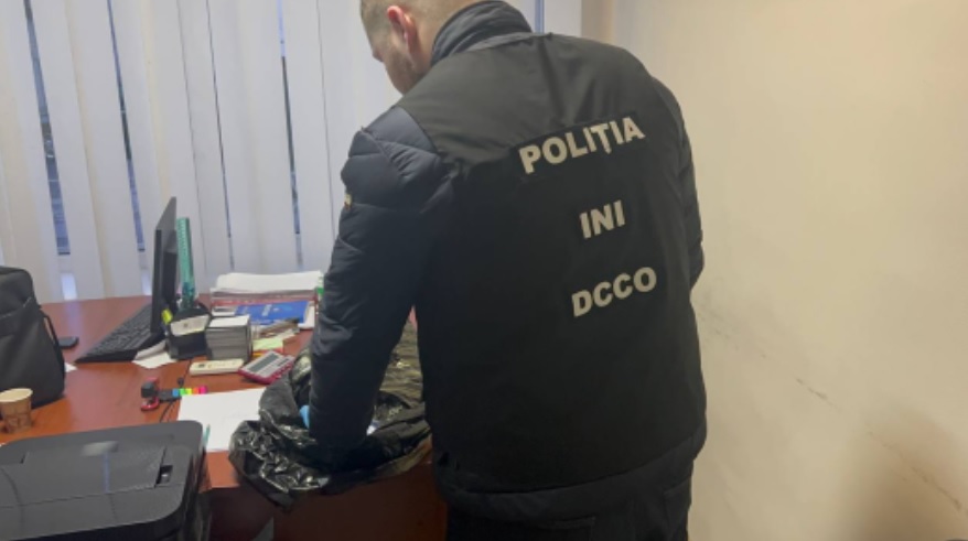 VIDEO Peste 600 de mii de lei, depistați în biroul unei funcționare din cadrul Primăriei Orhei