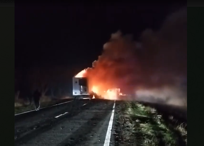 Incendiu pe șoseaua Chișinău-Leușeni. O remorcă încărcată cu tone de legume a ars în totalitate