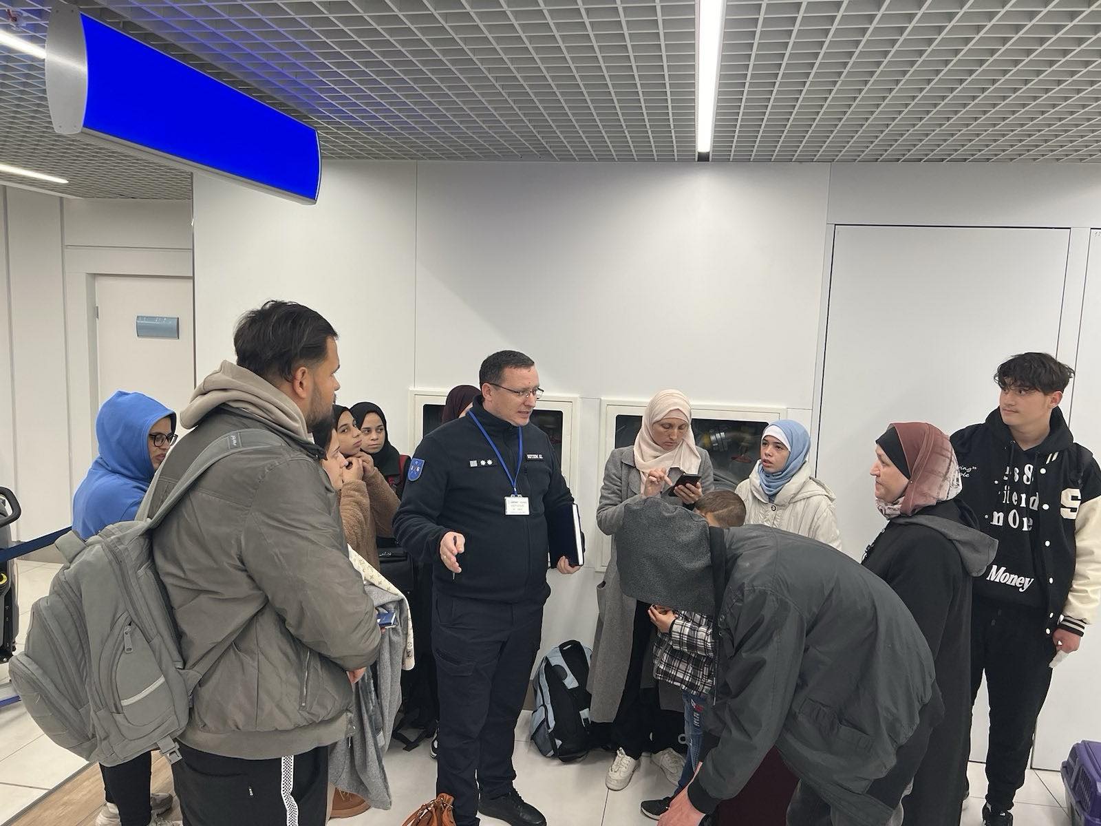 FOTO Circa 50 de cetățeni ucraineni, evacuați din Fâșia Gaza pe Aeroportul Internațional Chișinău