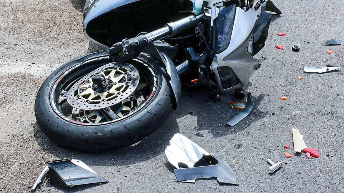 Un motociclist, spulberat de o mașină pe o stradă din Chișinău. Poliția, la fața locului