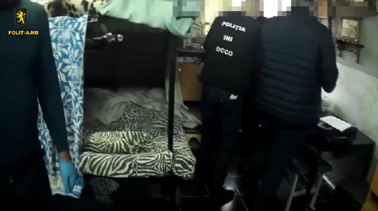 VIDEO Percheziții la Penitenciarul nr.13 din Capitală. Ce au găsit oamenii legii
