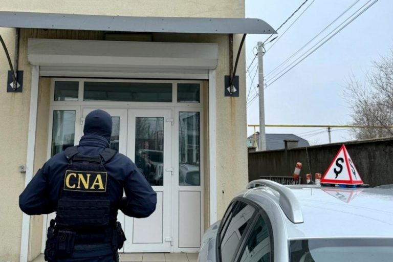 Nouă reținere în dosarul permiselor de conducere pe bani: Un fost examinator auto, pus sub învinuire