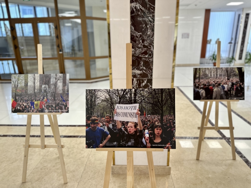 FOTO 15 ani de la protestele din 7 aprilie. La Președinție este organizată o expoziție de fotografii