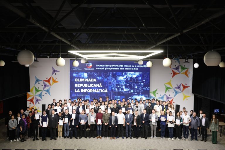 FOTO 40 de elevi au fost premiați în cadrul Olimpiadei Republicane la Informatică