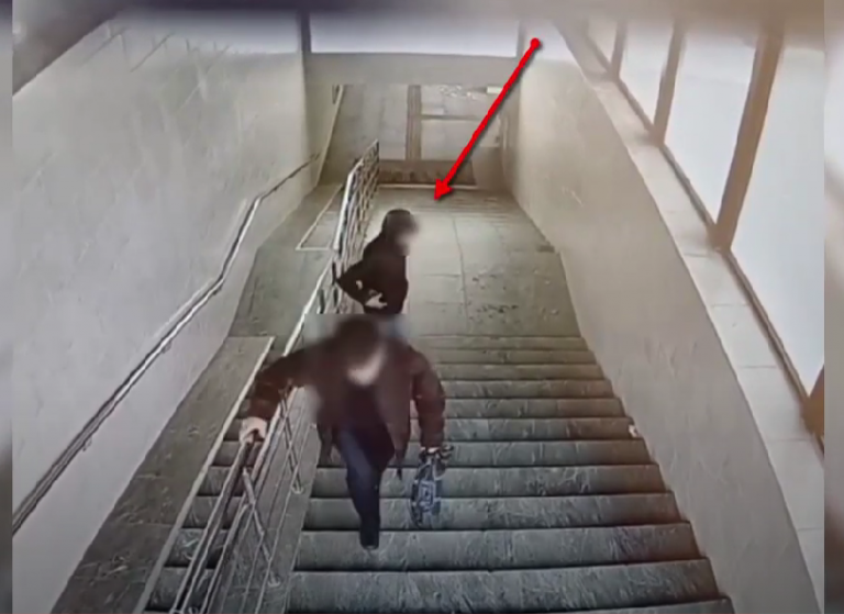 VIDEO Atenție în locurile publice! Doi bărbați, surprinși cum sustrag telefoane mobile și portmonee
