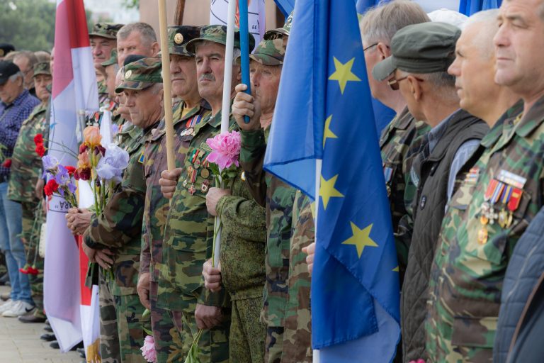 Mai mulți oficiali și rudele celor căzuți pentru Independenţa Patriei au depus flori la Complexul Memorial Eternitate
