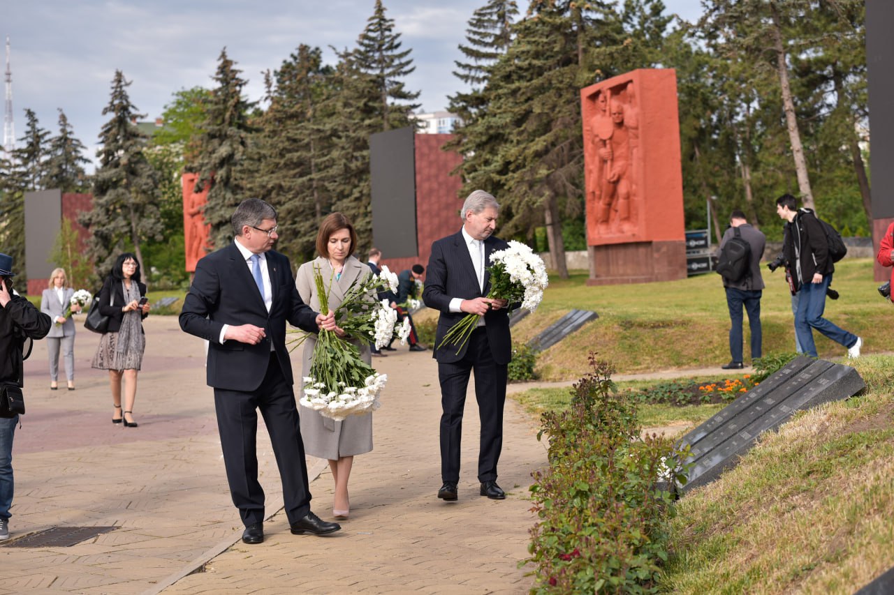 Depuneri de flori la Complexul Memorial „Eternitate”. Maia Sandu: „Este Ziua Păcii și Ziua comemorării”