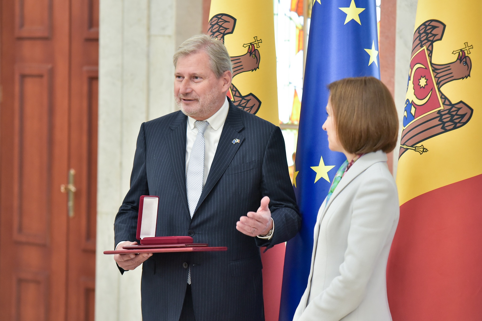 FOTO Johannes Hahn, decorat cu „Ordinul de Onoare” de președintele Maia Sandu