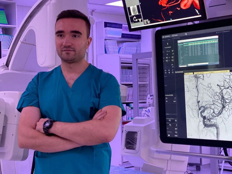 VIDEO A salvat mii de vieți. Povestea singurului medic din Moldova specializat în neuroradiologie intervențională