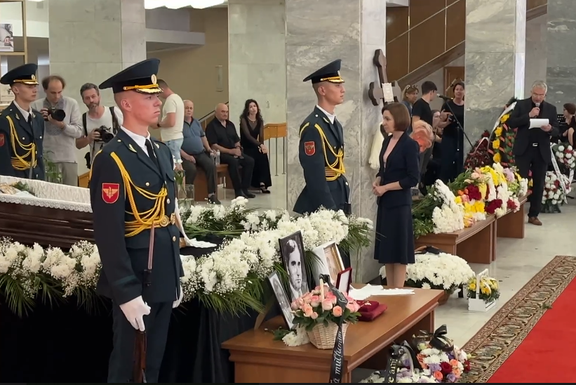 VIDEO Funeraliile lui Spiridon Vangheli. Președintele Maia Sandu a venit să își ia rămas-bun de la regretatul scriitor