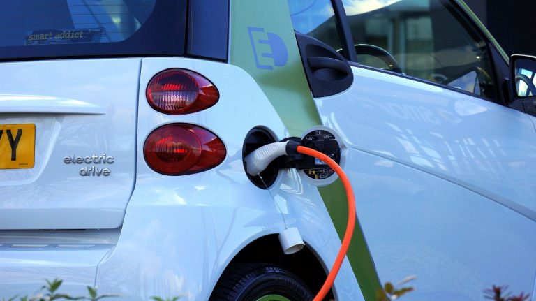 Uniunea Europeană amenință China că va impozita vehiculele electrice cu până la 38%