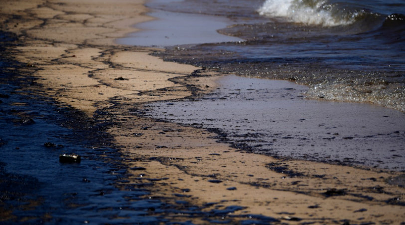 Accident ecologic: În Marea Mediterană a avut loc o deversare de petrol. Valencia închide trei plaje