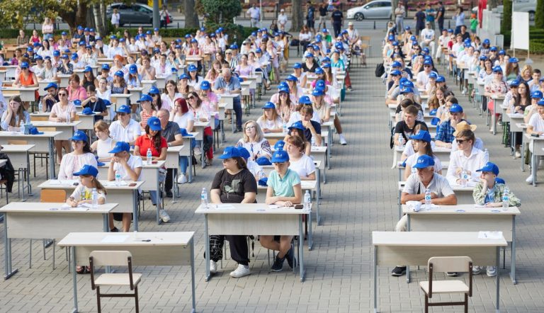 3.500 de oameni sunt așteptați să scrie Marea Dictare de Ziua Limbii Române