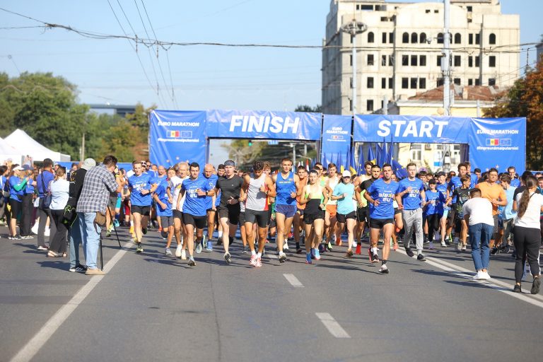Mii de oameni au participat la prima ediție a Euro Marathon 2024. Oamenii au alergat pentru o țară europeană