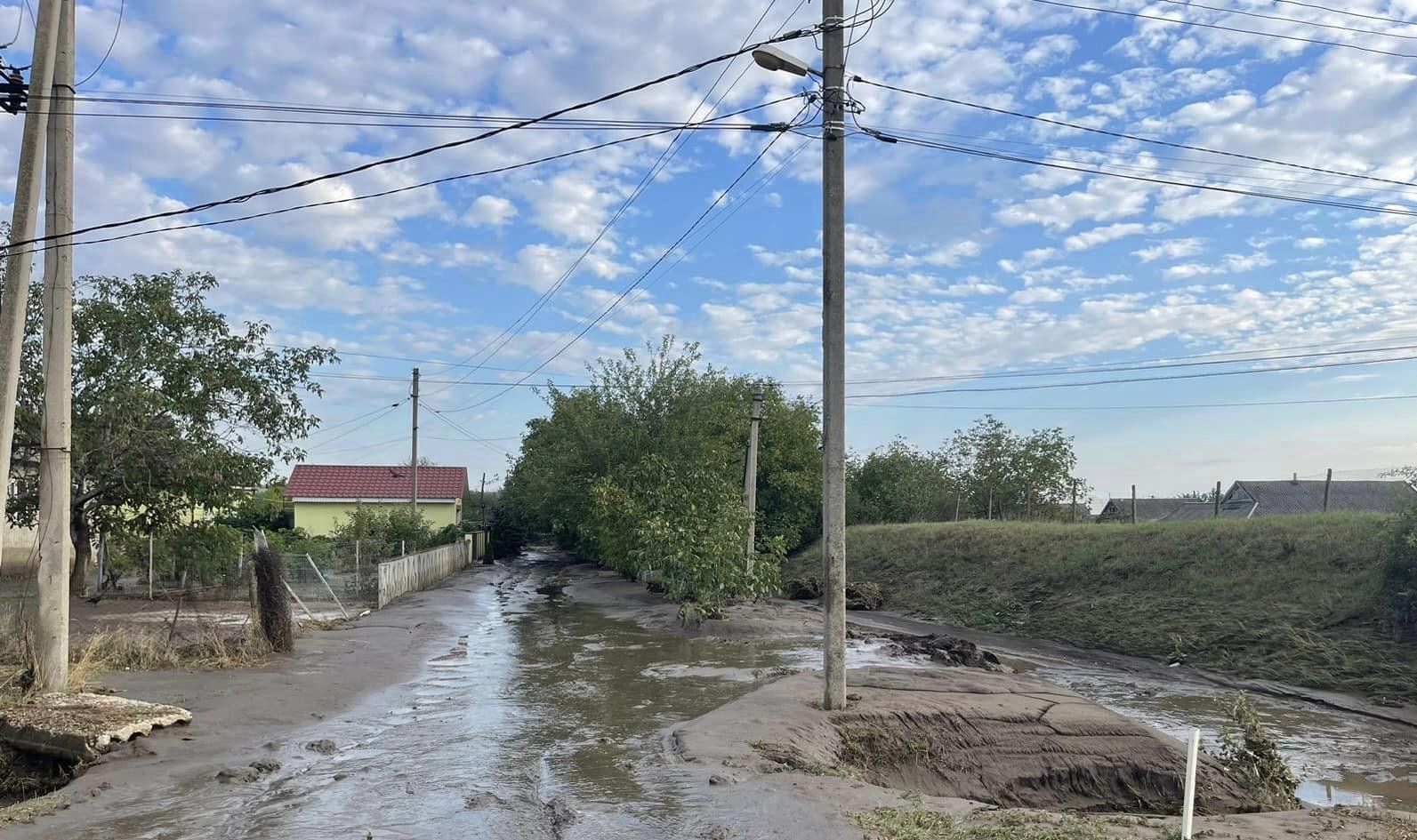 FOTO Stare de urgență în raionul Leova. Digurile a două lacuri din raion au cedat din cauza ploilor abundente