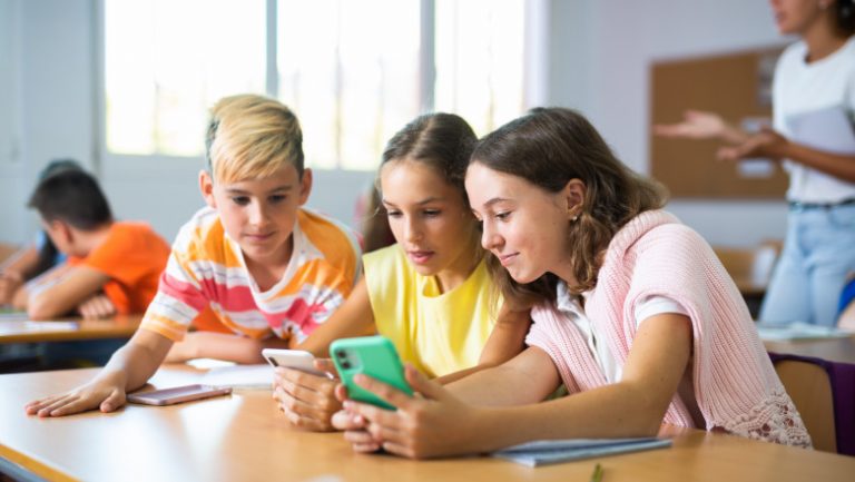 Marea Britanie vrea să interzică rețelele sociale pentru copiii sub 16 ani