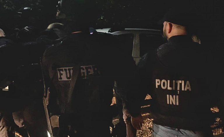 VIDEO Și-au pregătit cagule, lipici și cuțitul pentru a pătrunde în casa unor bătrâni. Doi tineri, arestați de poliție