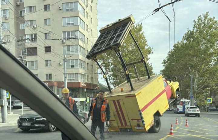 VIDEO O autospecială, surprinsă pe două roți la o intersecție din Capitală. RTEC vine cu precizări