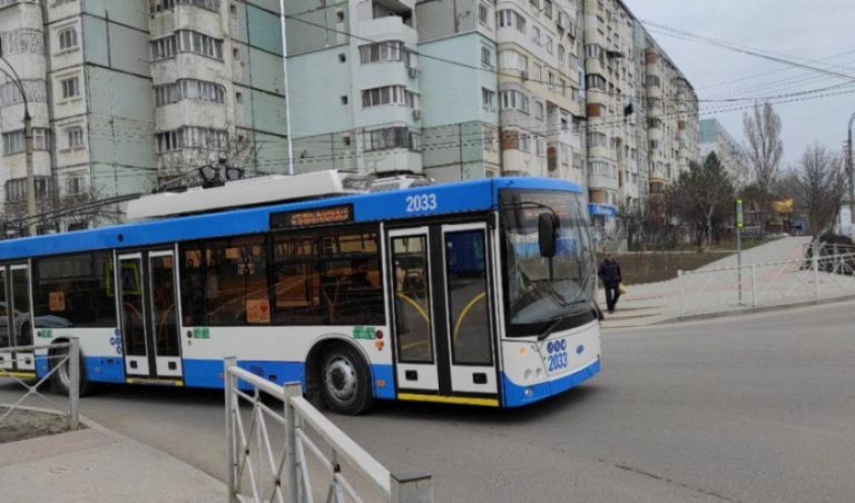 Focuri de armă asupra unui troleibuz din Chișinău: panoul informativ a fost avariat