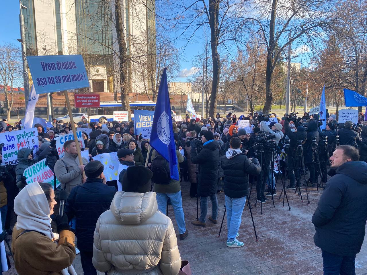 Profesorii protestează în fața Parlamentului, nemulțumiți de salarii