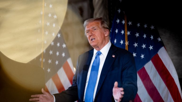 Donald Trump spune că vrea să discute cu Zelenski și Putin