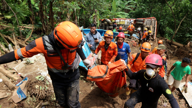 Tragedie în Indonezia: 10 morți și 2 dispăruți după inundații și alunecări de teren