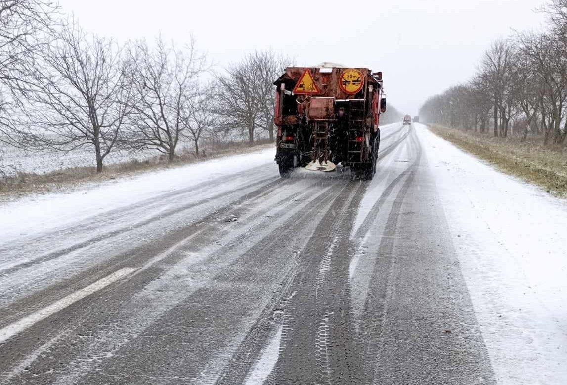 Pe drumuri se formează polei! Șoferii, îndemnați să conducă cu prudență maximă