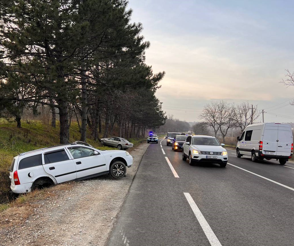 Accident pe un traseu din Anenii Noi. Au fost implicate trei automobile