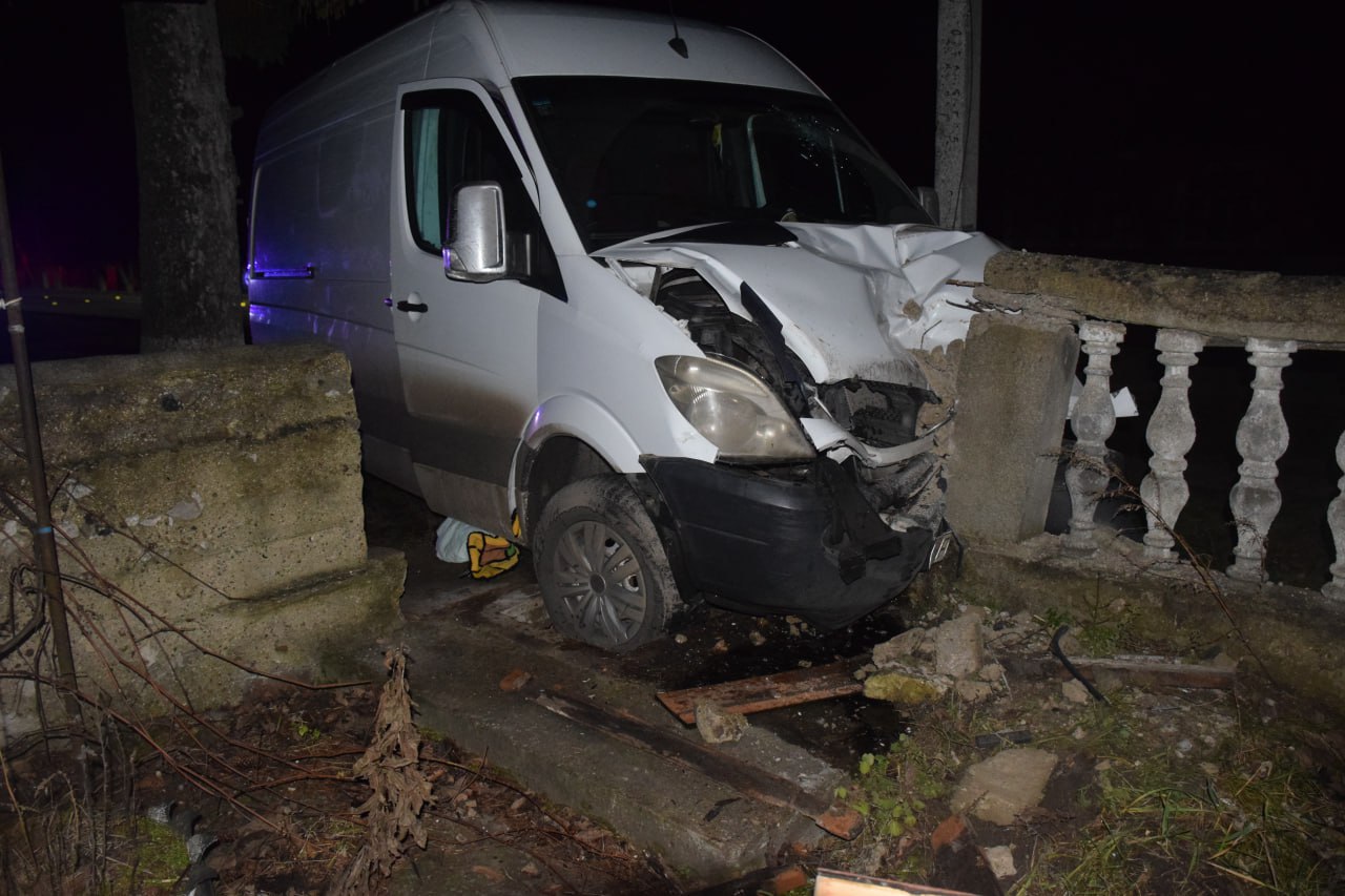 Accident fatal la Briceni: O femeie, lovită mortal de un microbuz