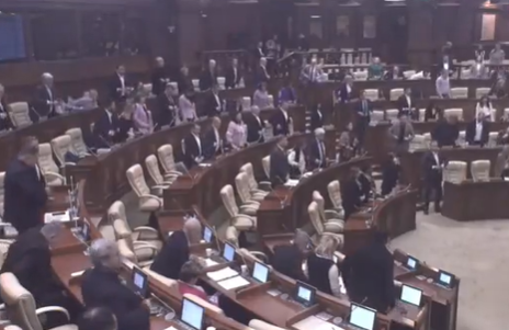 Moment de reculegere la Parlament. Deputații au comemorat eroii căzuți în conflictul de la Nistru