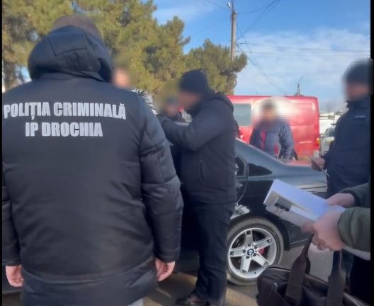 Sclavie la Drochia: Un bărbat folosea câini de rasă și violență pentru a forța victima să muncească. Agresorul, reținut