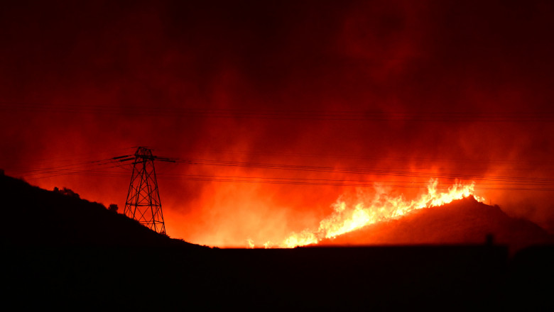 VIDEO Un nou incendiu devastator lângă Los Angeles. Peste 30.000 de oameni au fost evacuați