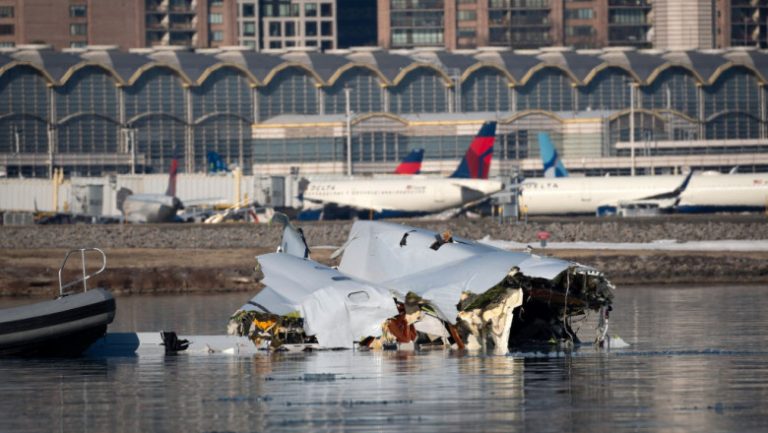 Au fost recuperate cutiile negre, în urma accidentului aviatic din Washington. Ancheta continuă