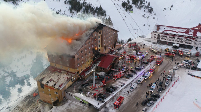 Tragedie în Turcia: Cel puțin 66 de morți și 51 de răniți în urma unui incendiu la un hotel din stațiunea de schi Bolu